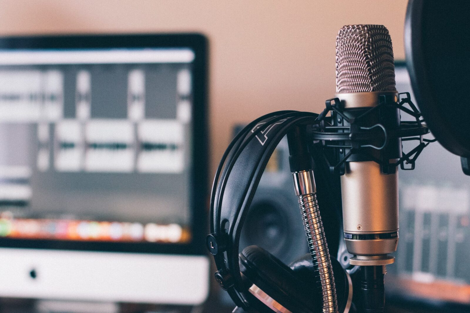 Read more about the article 30+ Best Legal Podcasts for Lawyers